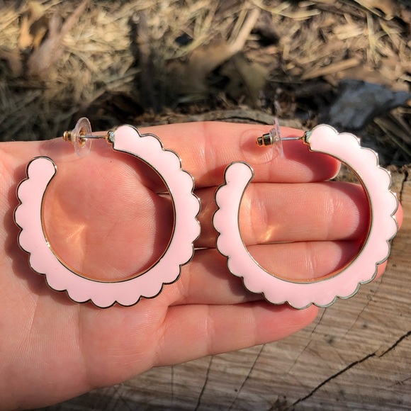 🍃Desideria Pink Scalloped Hoops!🌸 - Picture 4 of 6